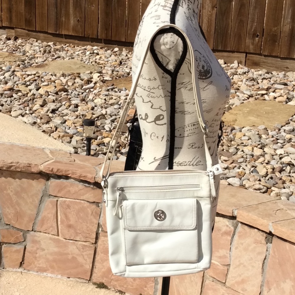 🥂🌹EUC White Leather purse🥂🌹